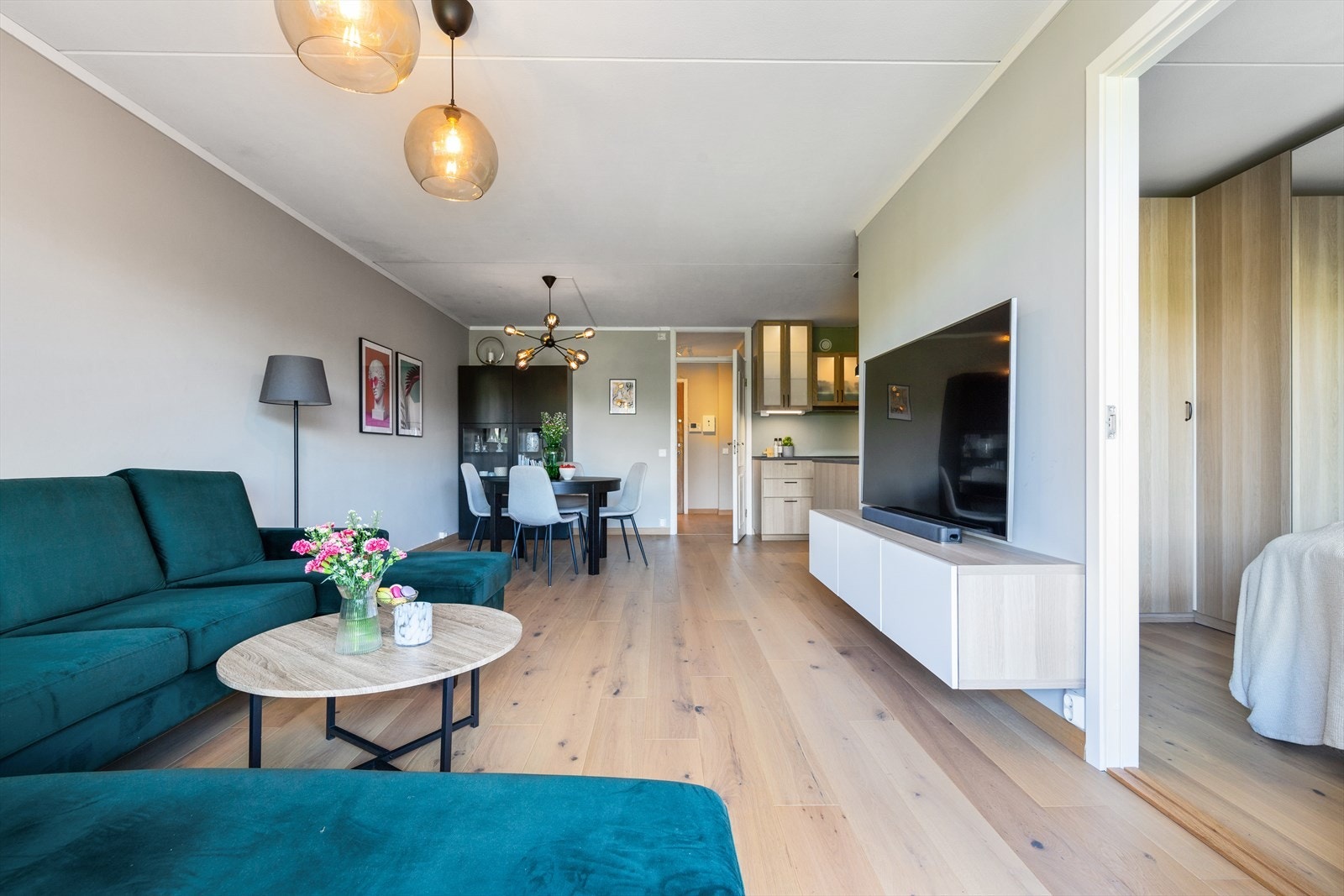 Den gode planløsningen gjør det lett å dele inn stuen til soner med eksempelvis en sofakrok i en ende for lange filmkvelder, og en spisestue i den andre enden for de hyggelige middagene. Galleribilde