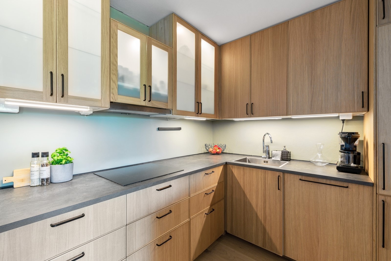 Ventilatorhette i stål med kullfilter, samt avtrekksventil fra kjøkken. Hvitevarene består av en integrert platetopp, stekeovn, mikrobølgeovn, oppvaskmaskin og kjøle-/fryseskap. Varmtvannsbereder fra 2018 kjøkkenskapet med vannstopper fra samme tid. Galleribilde