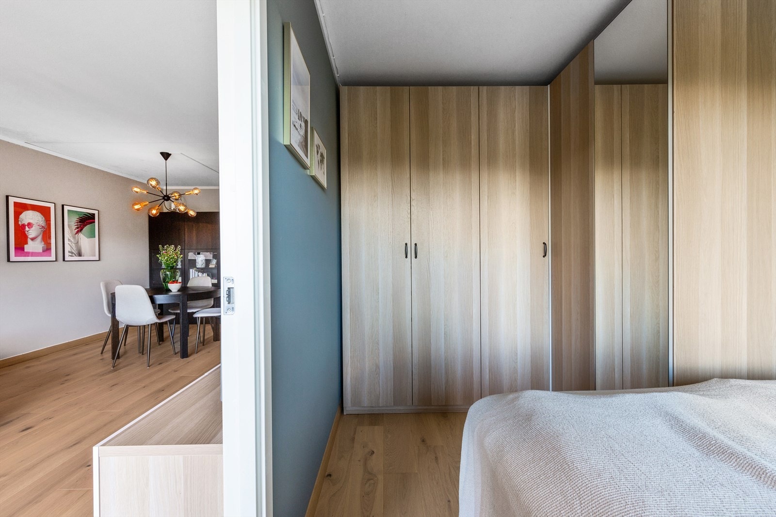 Her inne er det smart innredet med store garderober med stilige fronter og speil, perfekt for å holde orden på alle klær og ting du ønsker lett tilgjengelig i hverdagen. Galleribilde