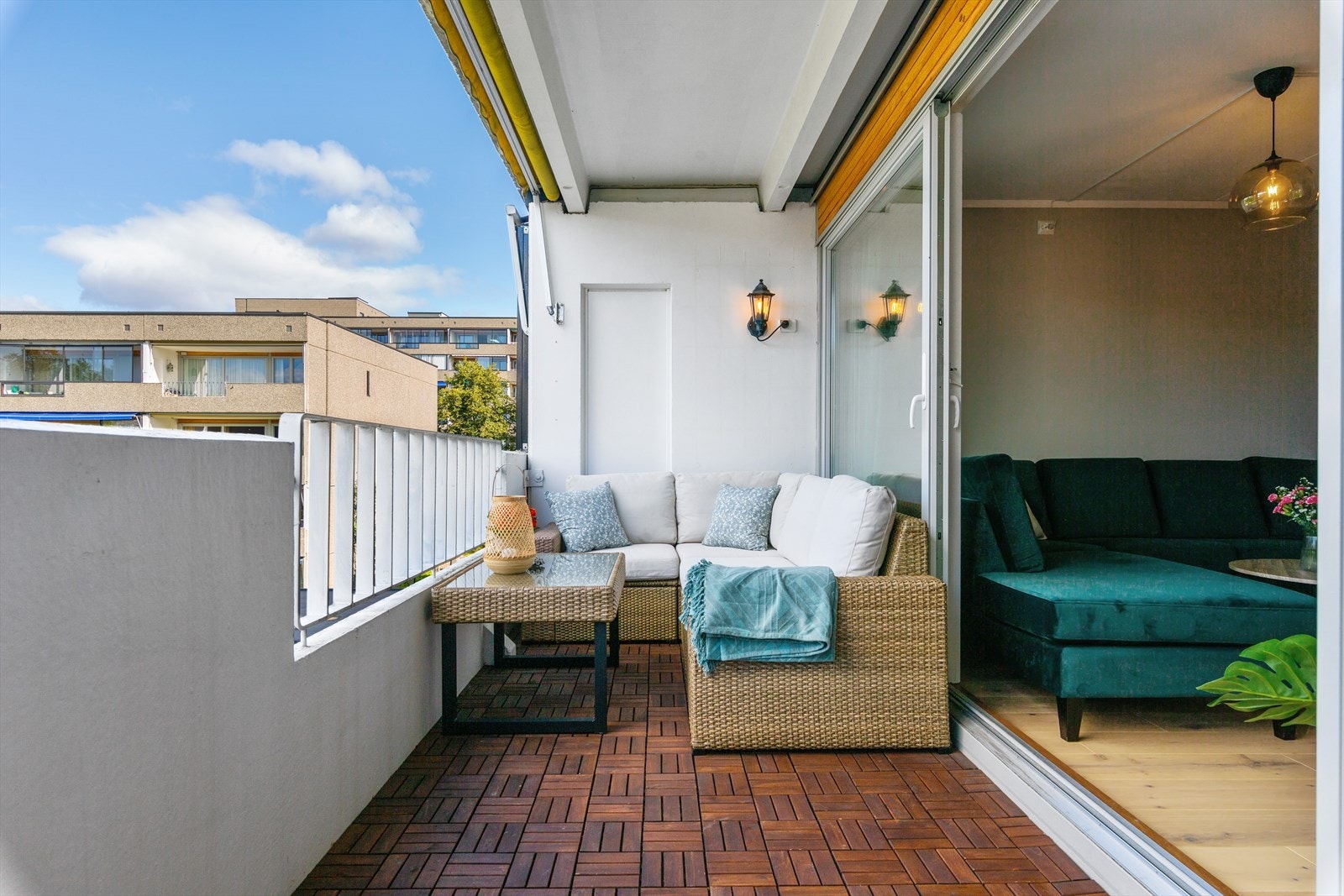 Leiligheten har en sentral og attraktiv beliggenhet med kort vei til bl.a. dagligvarebutikker, treningssenter, marka og kollektivtilbud. I tillegg har leiligheten god takhøyde målt til 2,45 i stue, kjellerbod på 2,4 m², og garasjeplass m/el bil lader! Galleribilde