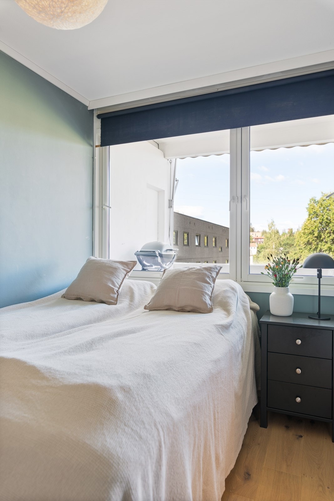 Det meget koselige og praktiske soverommet har store vinduer som byr på masser av lys og ikke minst fantastisk utsikt! Galleribilde