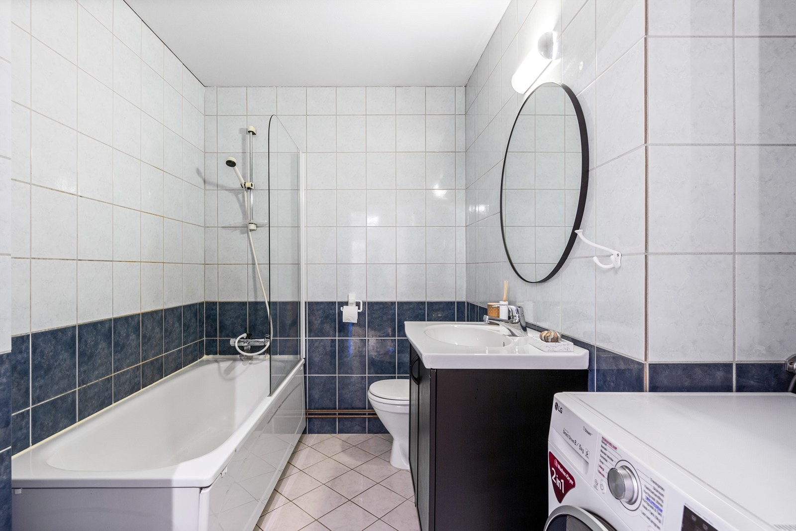 Det lyse flislagte baderommet ble pusset opp i 2000 av tidligere eiere. Galleribilde