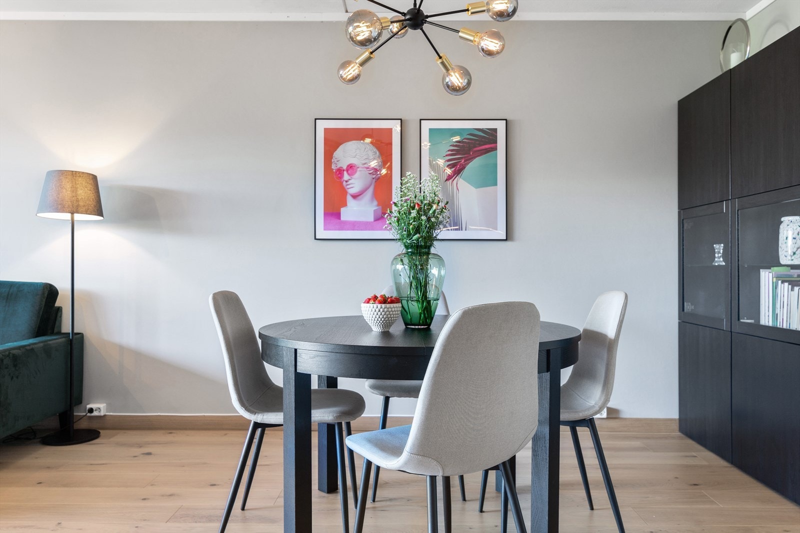 Ved spisestuen har du mer enn nok plass til enhver gjest når det inviteres til hyggelige middager. I tillegg er det god plass for stilige og praktiske lagringsmøblement. Galleribilde