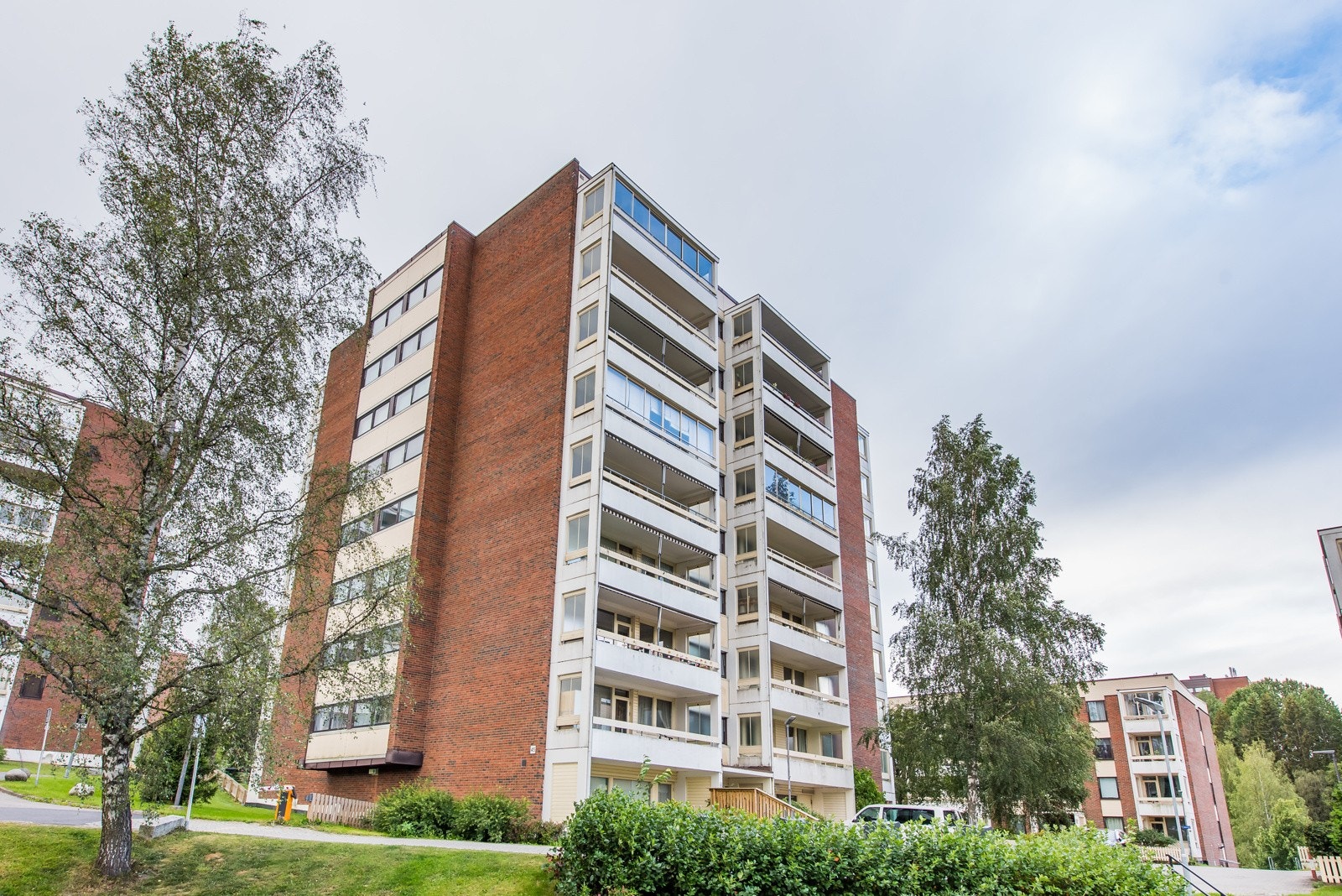 Høyt og fritt, velstelte og populære Nedre Haugen brl. Galleribilde