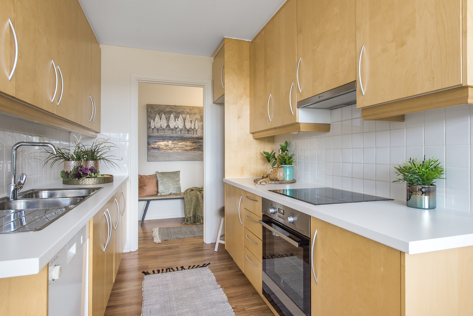Ikea, takhøy og godt planlagt innredning. Laminat benkeplate. Godt med både skap-og benkeplass. Galleribilde
