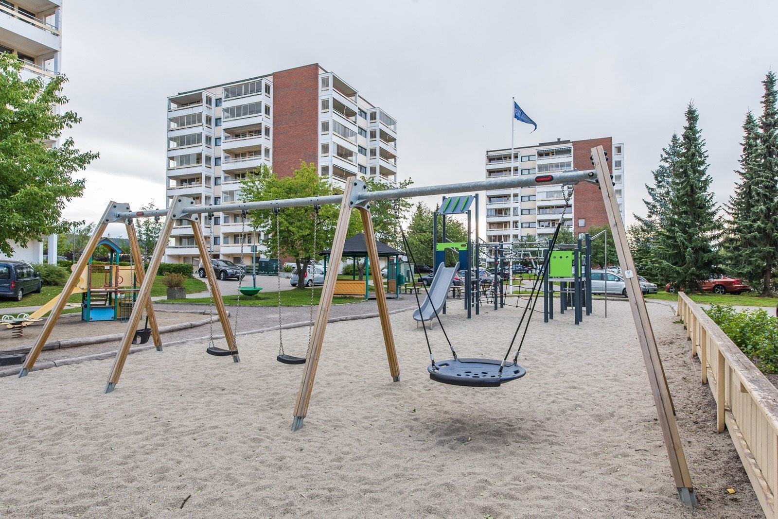 Særdeles velstelte uteområder, både lekeplasser og sittegrupper. Området er på det meste bilfritt da det er avstengt med bom. Galleribilde