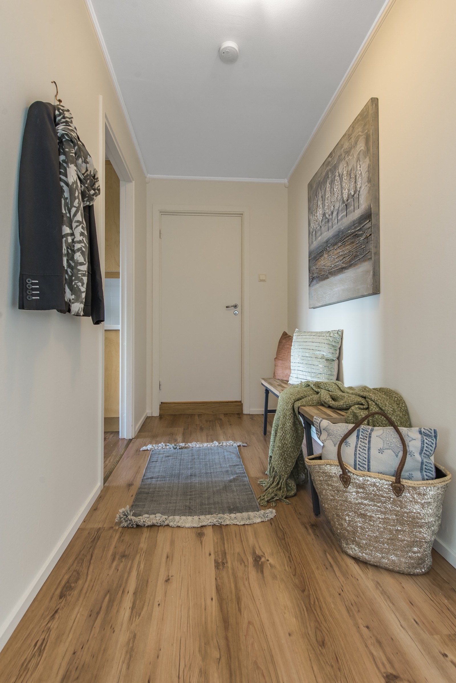 Entrèn kan innredes til et fint rom, da det i tillegg er 3 kvm walk-in garderobe hvor alt yttertøy og andre ting kan oppbevares. Galleribilde