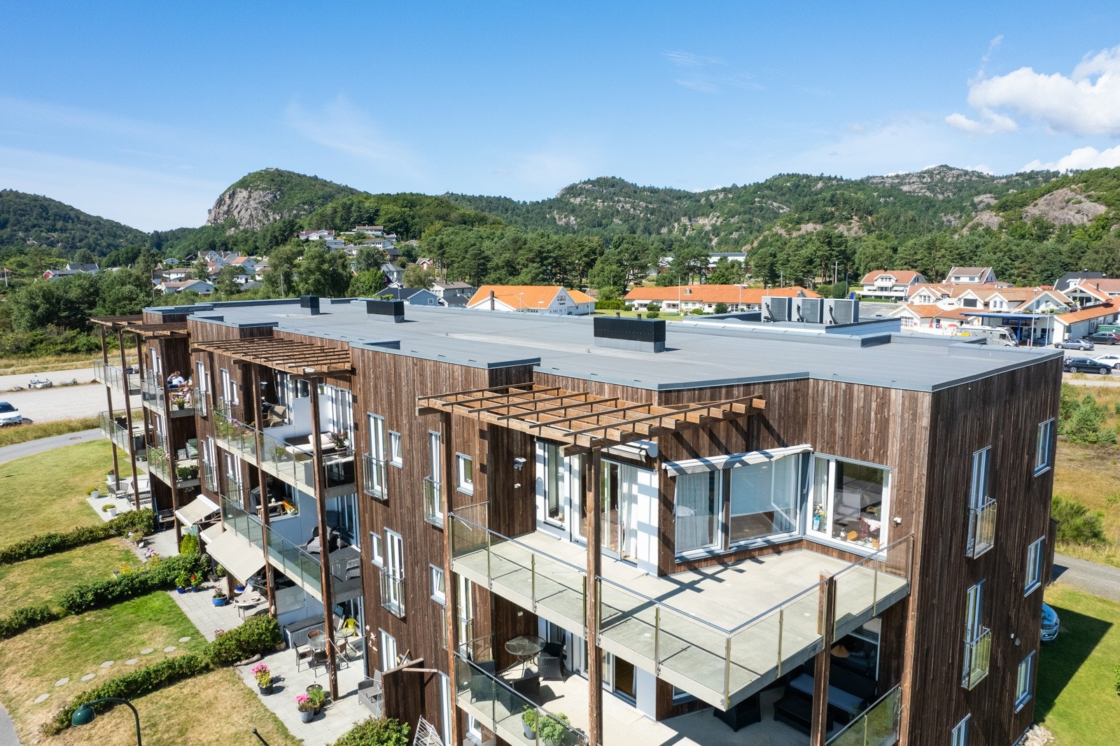 Stor og delvis overbygd balkong. Galleribilde