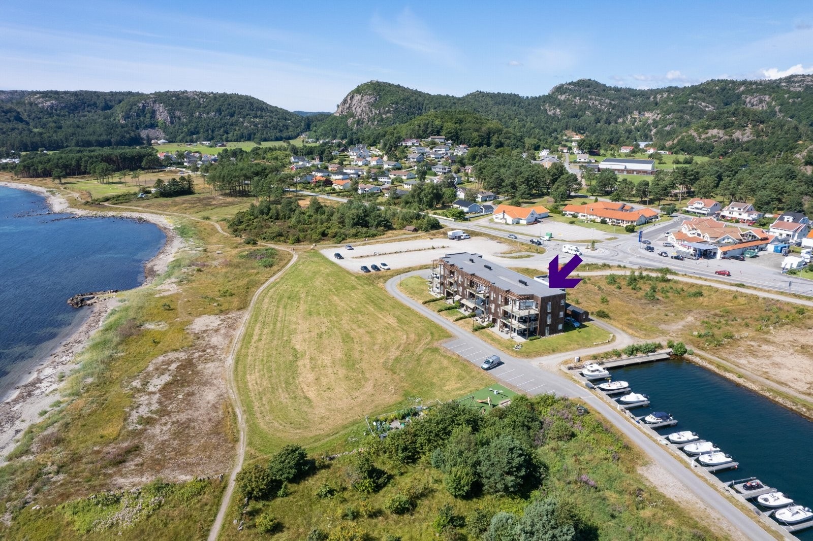 God beliggenhet med utsikt til havet og rett ved båthavnen hvor man har båtplass. Galleribilde