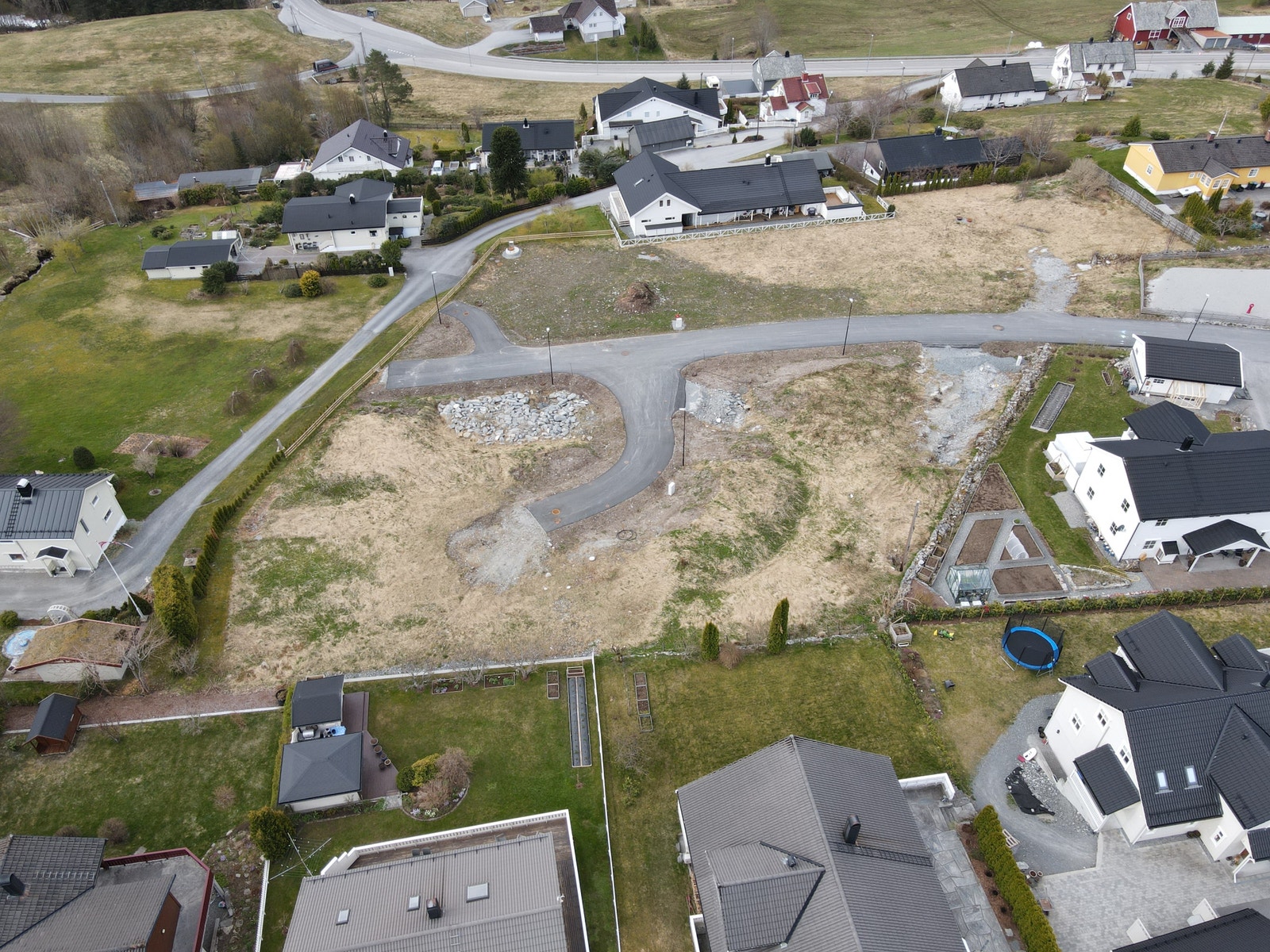 Oversiktsbilde - flere av tomtene er nå ferdig bebygd og innflyttet Galleribilde