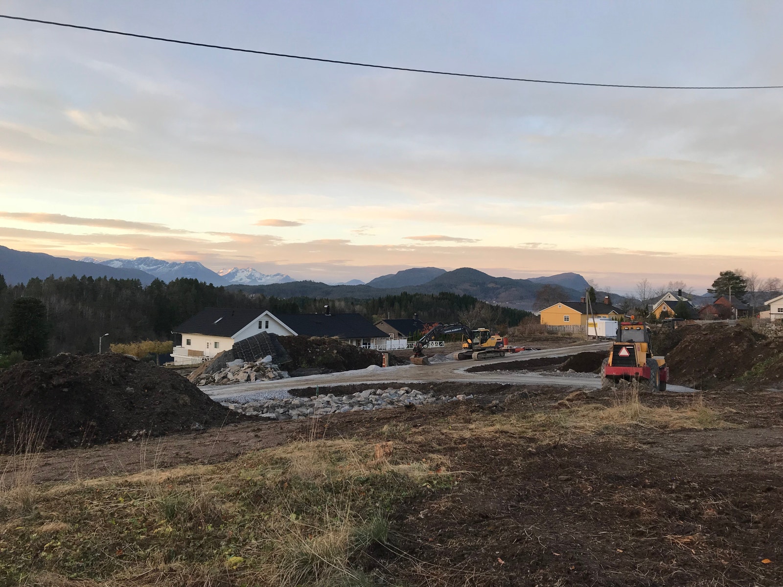 Oversiktsbilde - flere av tomtene er nå ferdig bebygd og innflyttet Galleribilde