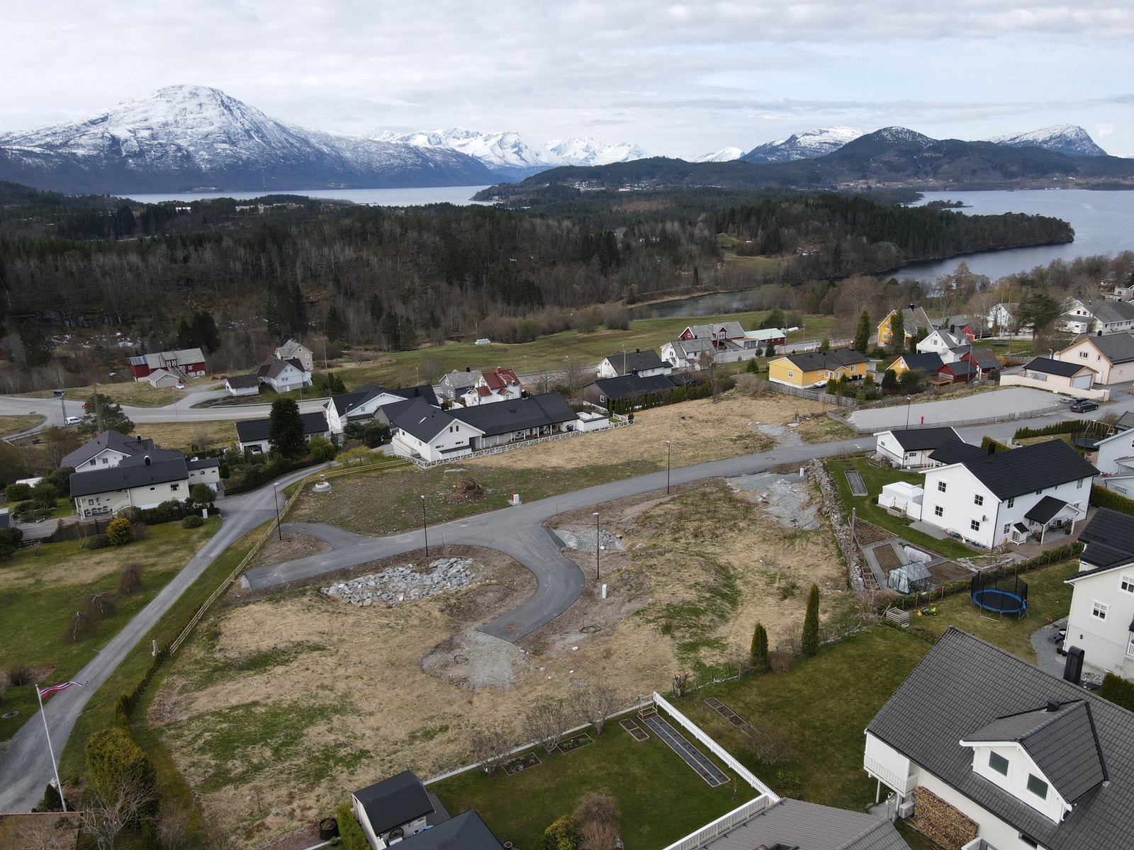 Oversiktsbilde - flere av tomtene er nå ferdig bebygd og innflyttet Galleribilde