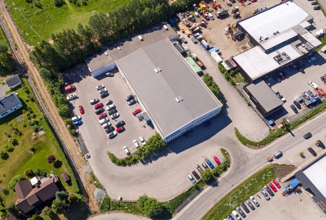 Stort asfaltert uteområde, godt med parkering Galleribilde