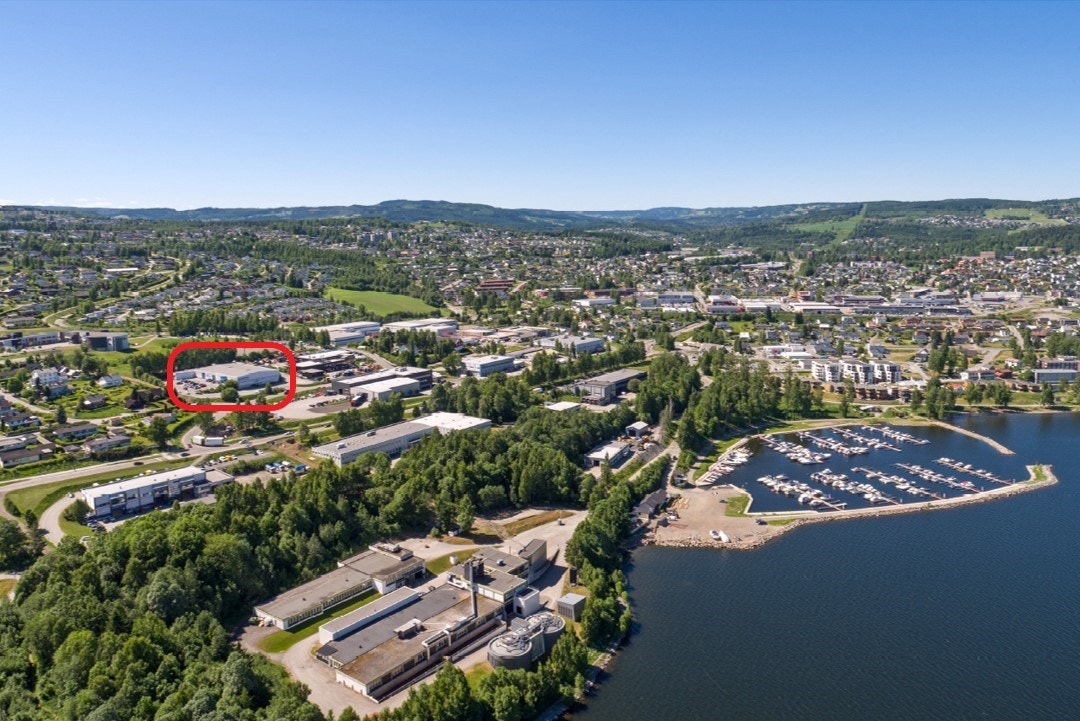 Godt synlig beliggenhet med enkel adkomst fra FV 33 Galleribilde