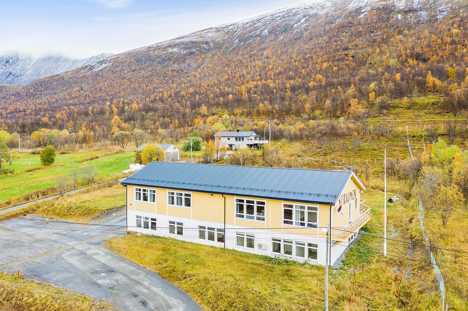 Bygget ligger i et rolig område med nærhet til både fjellet og havet