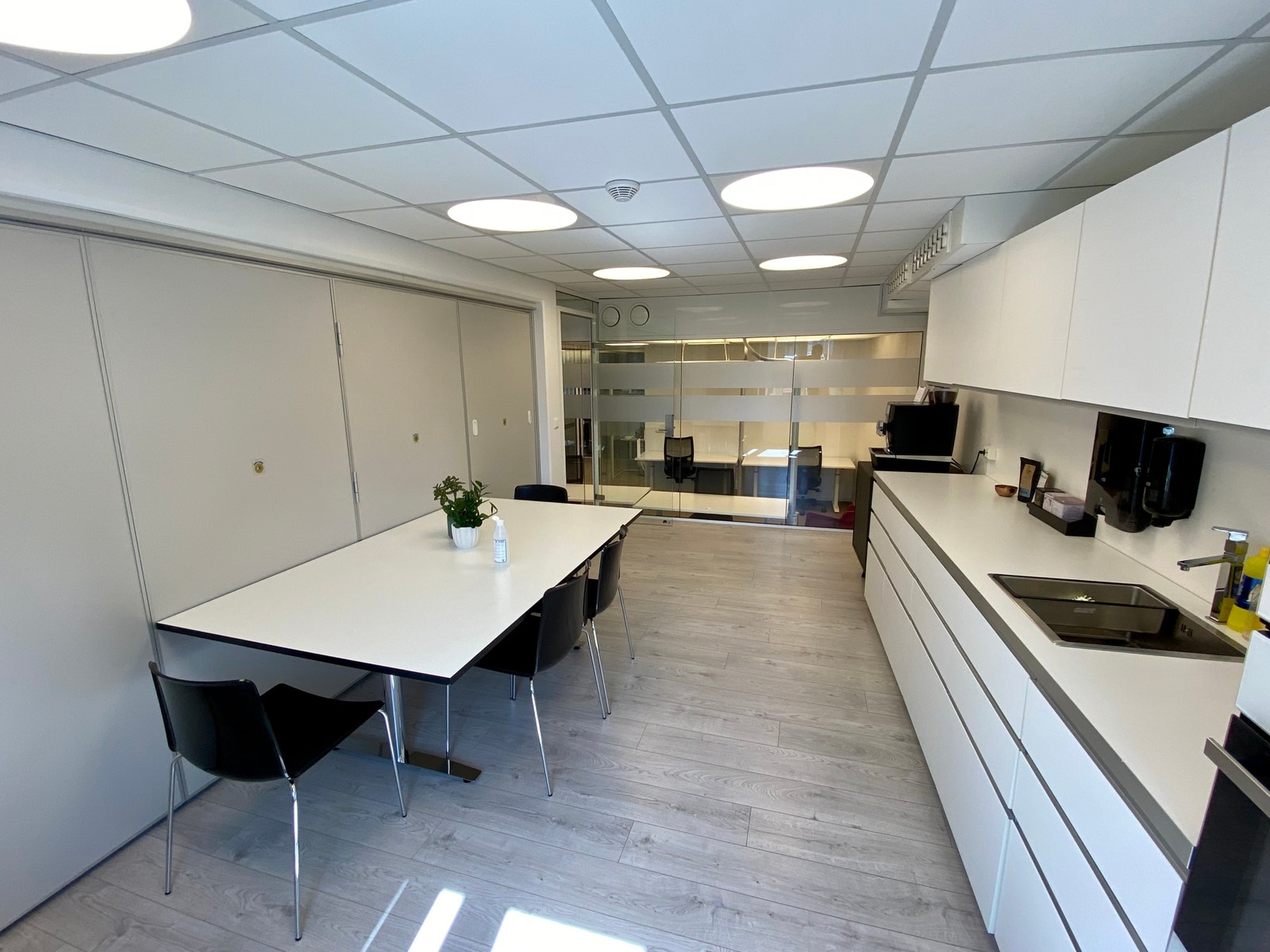 Felleskjøkken. Vegg mot møterom kan åpnes for større møterom. Galleribilde