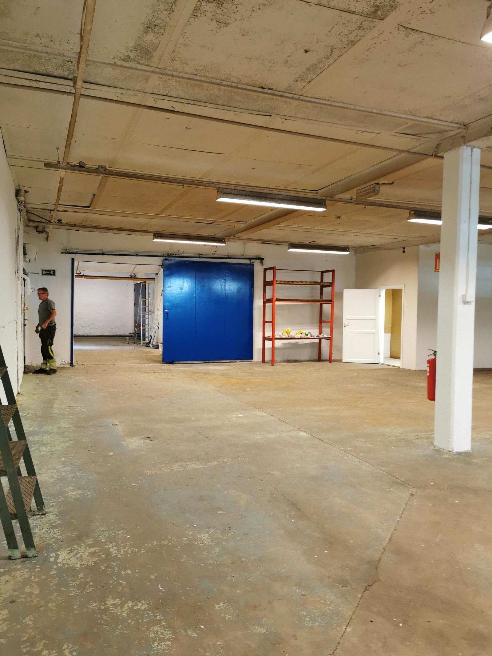 Adkomst til Inng 14, 223 kvm med direkte innkjøring, se neste bilde. Ledig april -22. Galleribilde