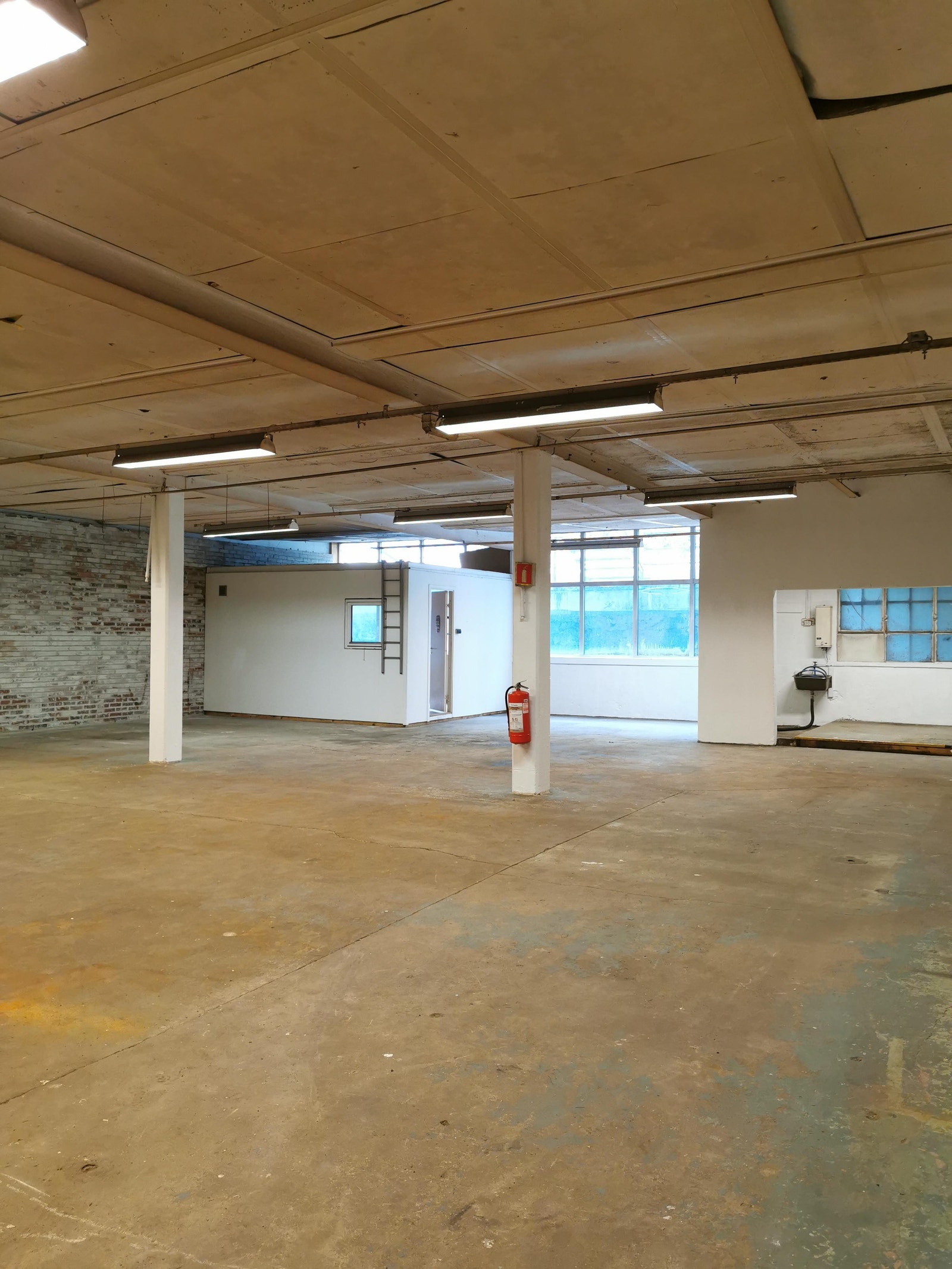 Inng 14, 223 kvm m/ innkjøring ledig april for produksjon/lager. Har et mindre kontor, lagerrom, eget wc i trapperom. Se 4 neste bilder. Galleribilde