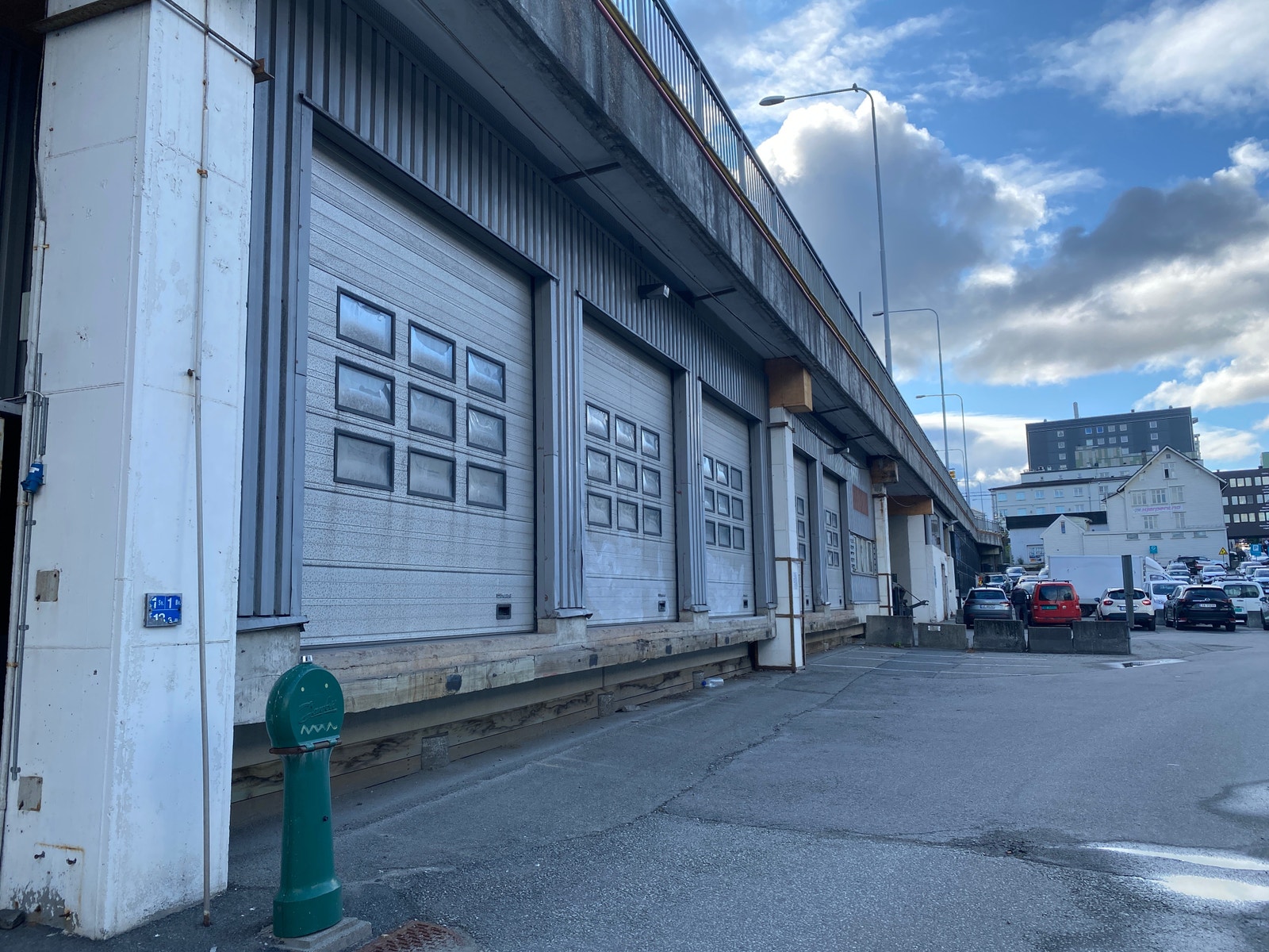 Lasterampe under tak Galleribilde