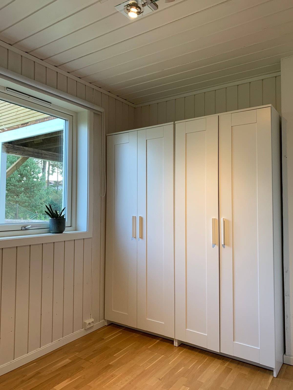 Soverom med god plass til lagring Galleribilde