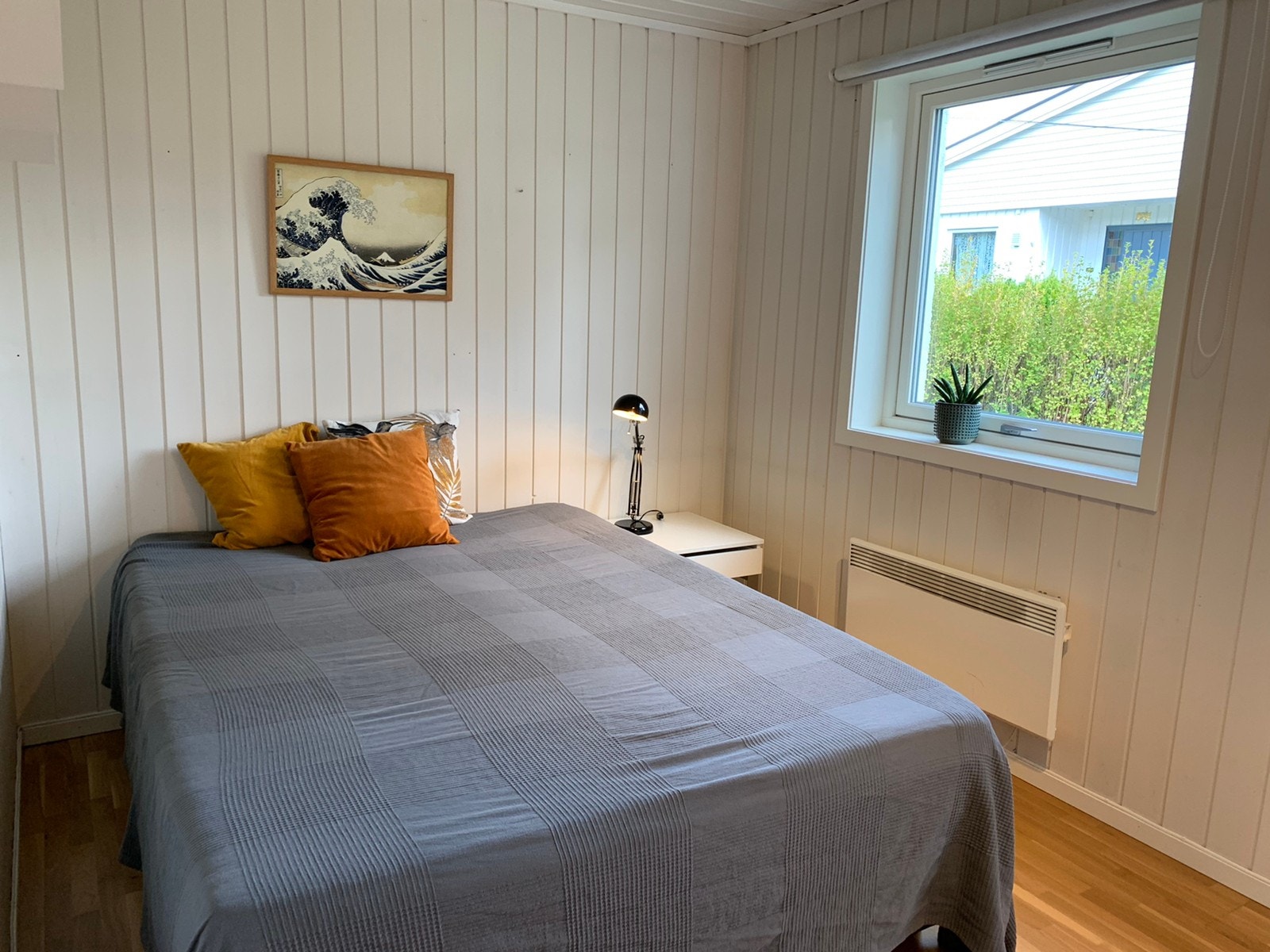 Soverom med god plass til seng Galleribilde