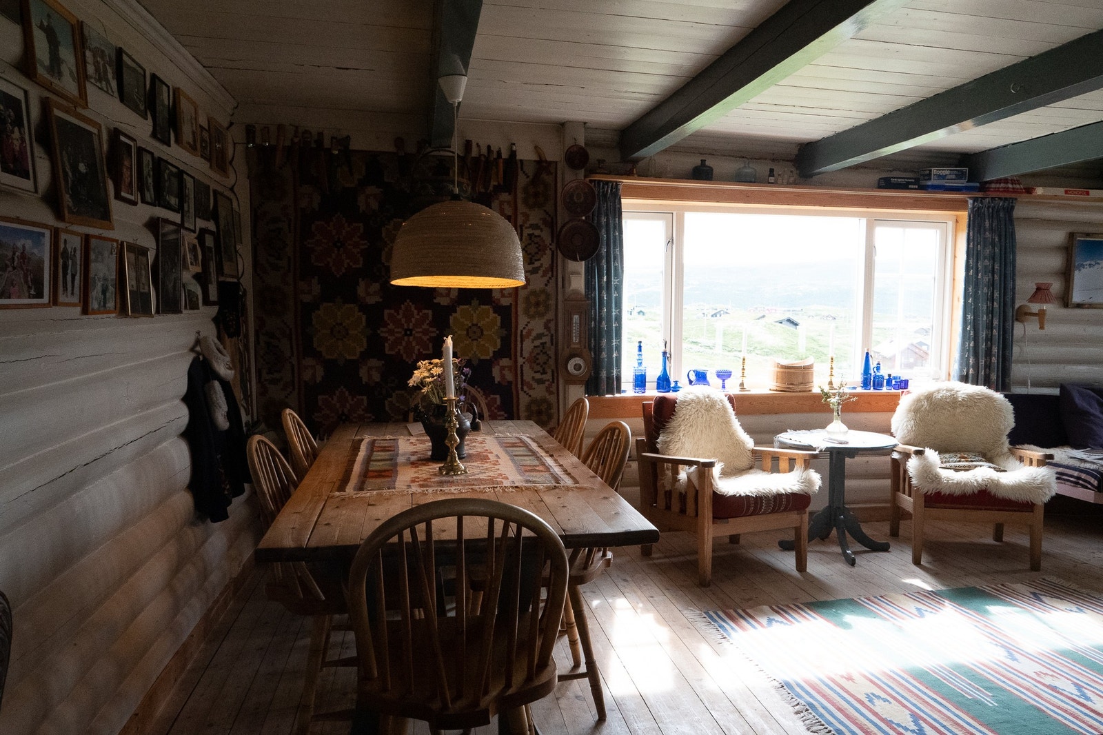 Spisebord og stue vindu Galleribilde