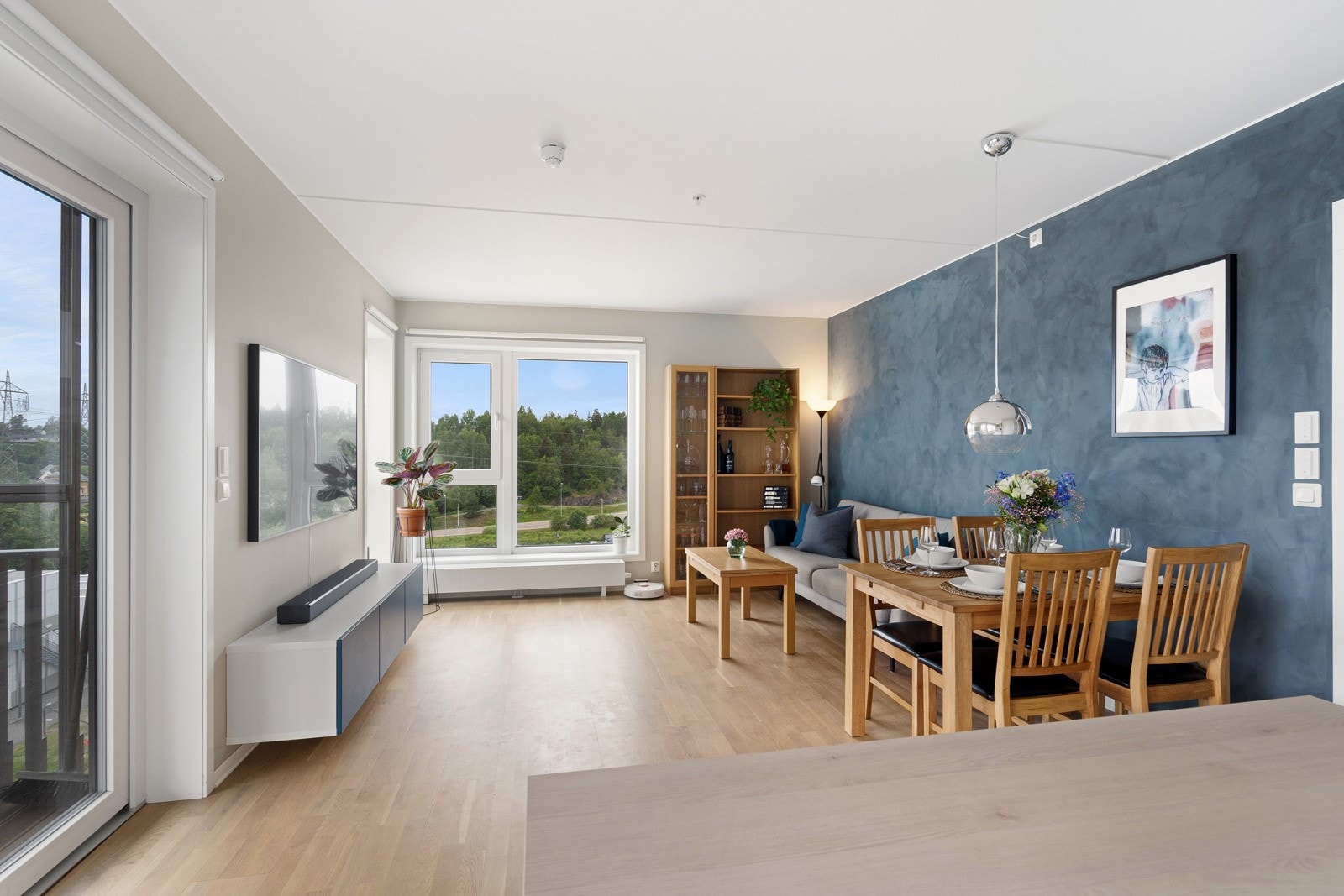 Stue, God plass til sofagruppe og spisestue, Åpen løsning mot kjøkken Galleribilde