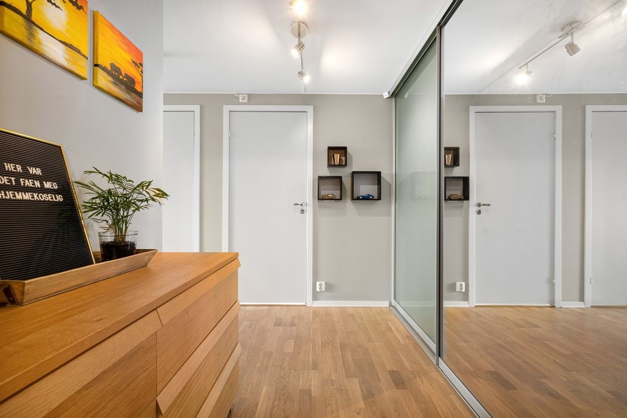 I entreen, gangen er det en stor skyvedørsgarderobe Galleribilde