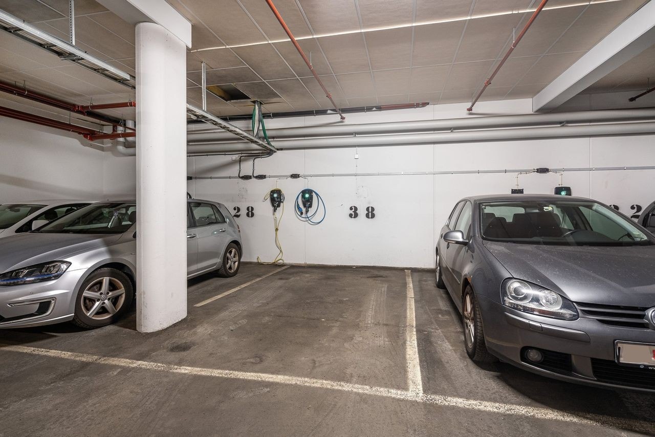 Garasjeplass med El-lader, Heisadkomst fra leilighetsplan Galleribilde