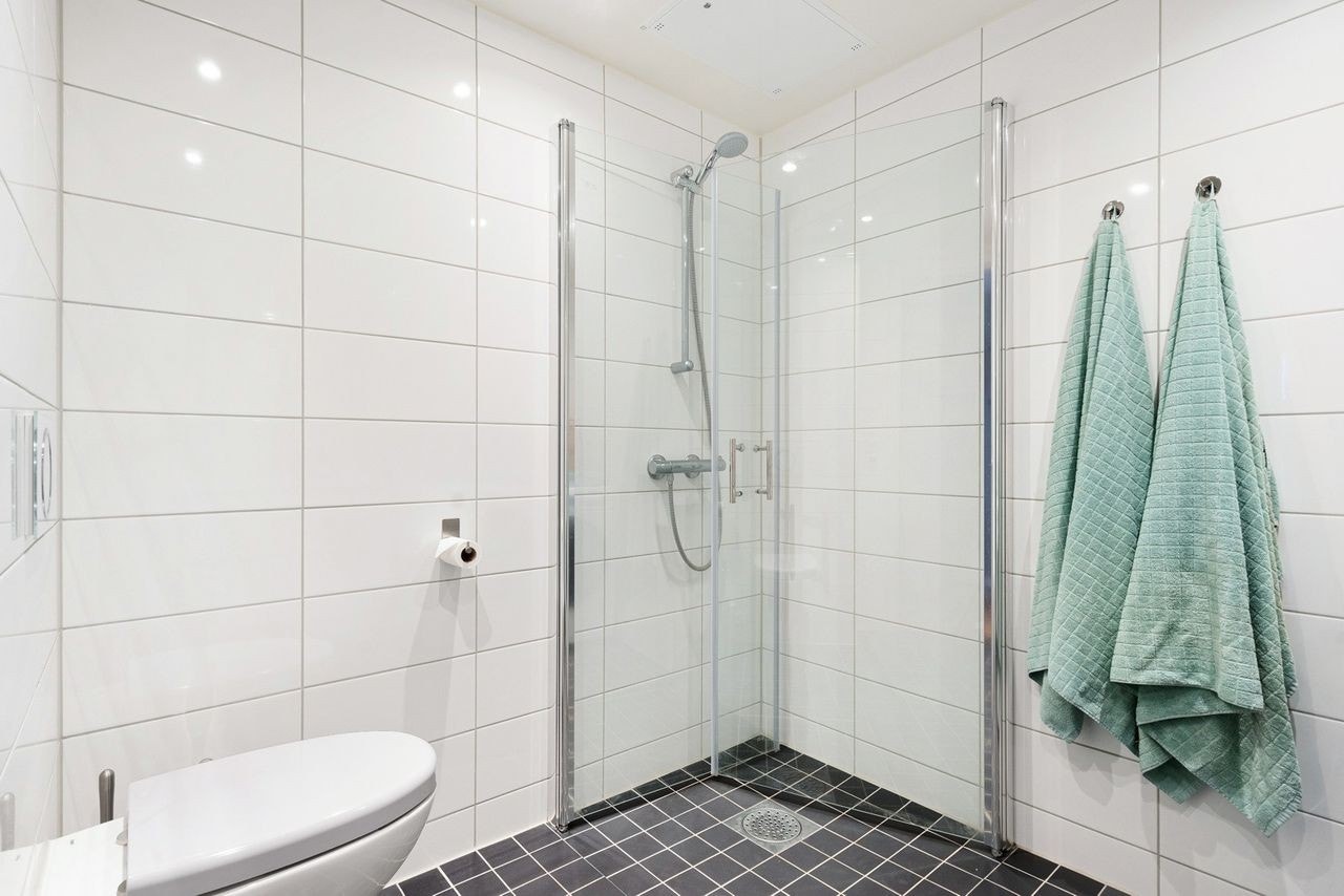 Dusjhjørne med svingbare dusjvegger Galleribilde