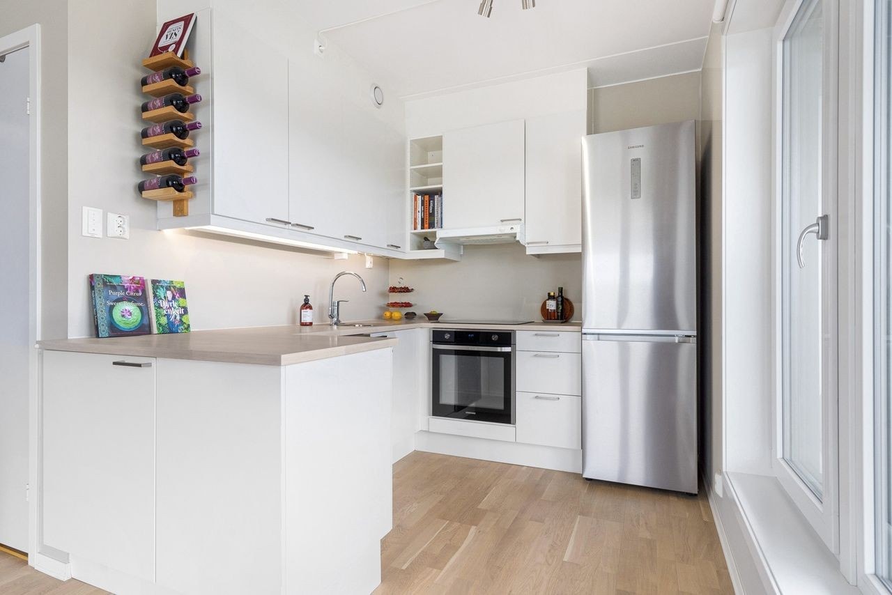 Kjøkken fra HTH Integrert Stekeovn med platetopp, komfyr og oppvaskmaskin Galleribilde