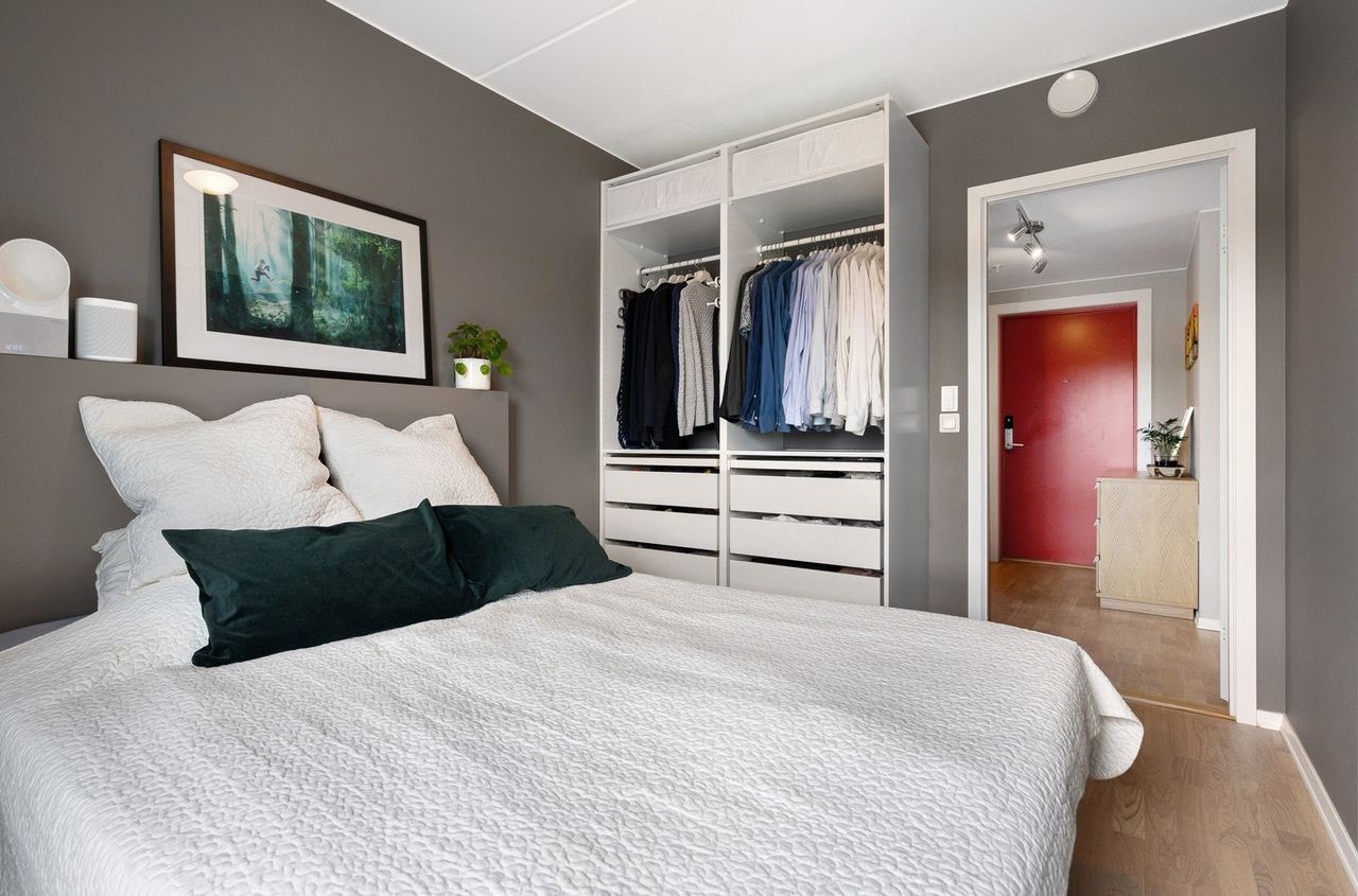 Soverom 1 med åpen garderobeløsning Galleribilde