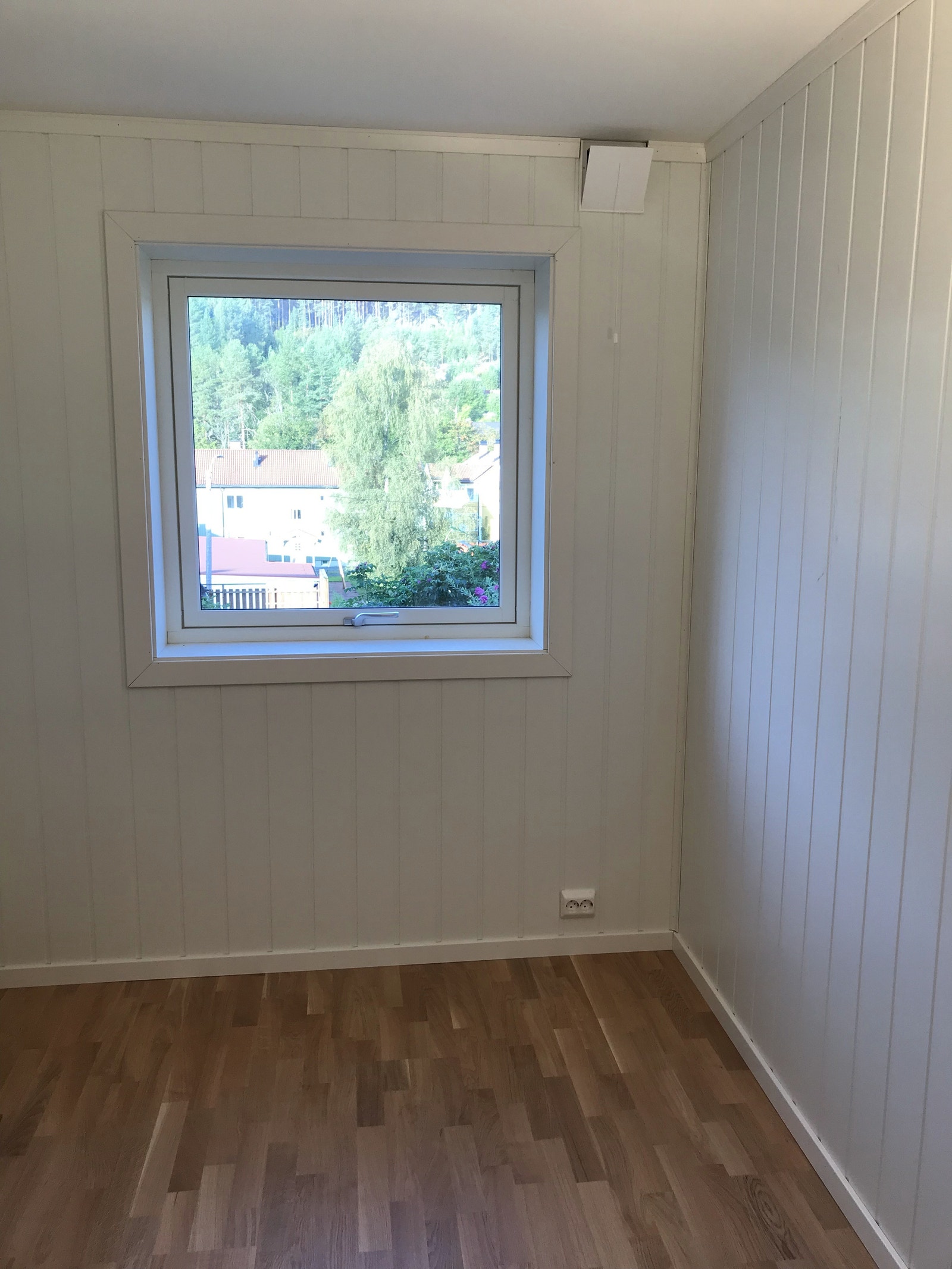 Soverom med plass til dobbeltseng. Vindu mot hage. Galleribilde