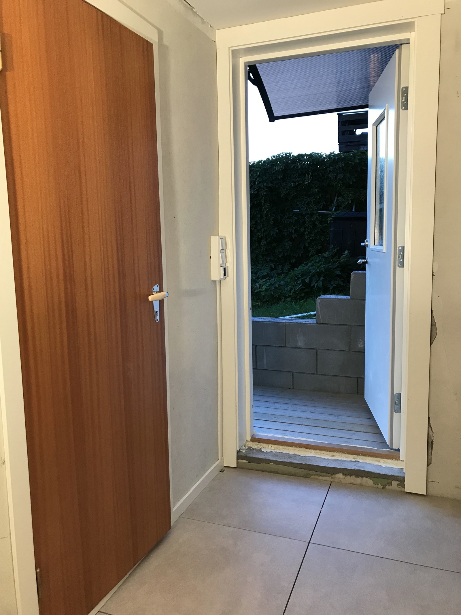 Entre (bilde fra før ferdigstillelse). Varmekabler i flislagt gulv. Galleribilde