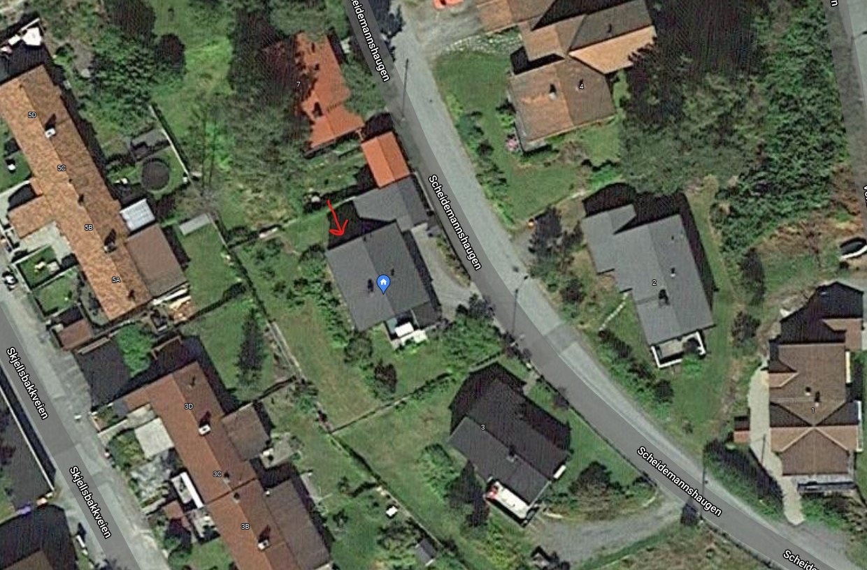 Scheidemannshaugen 5. Inngang til hybelleilighet fra husets nordside (pil). Galleribilde