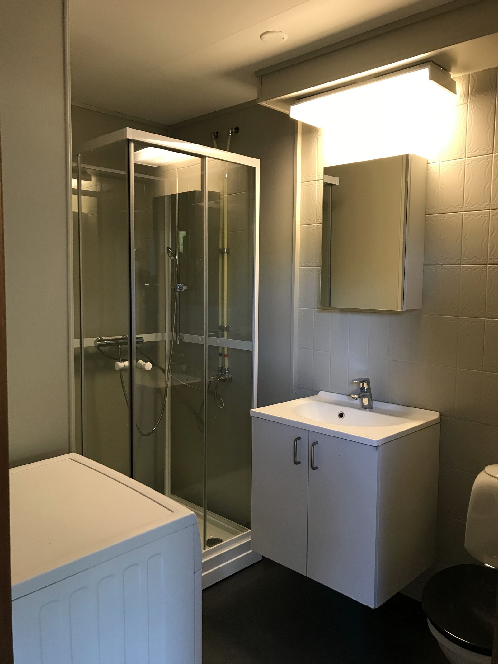 Nyoppusset bad med dusjkabinett og vaskemaskin. Galleribilde