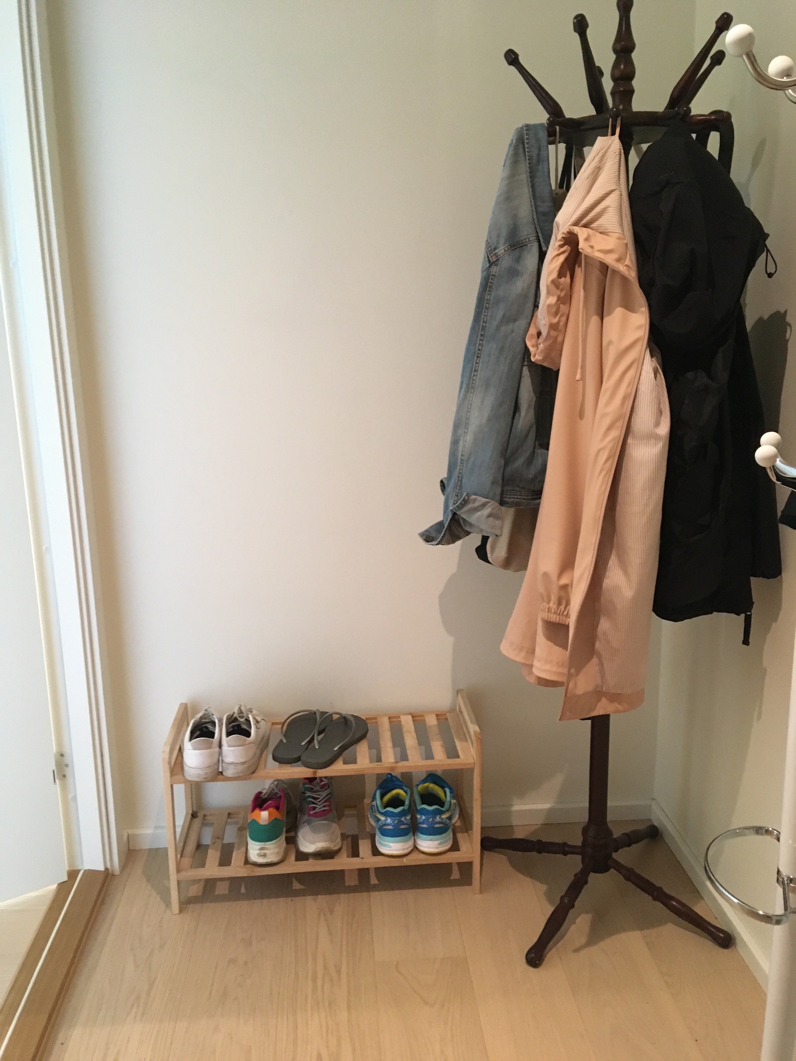 Entré med plass til klær og sko. Galleribilde