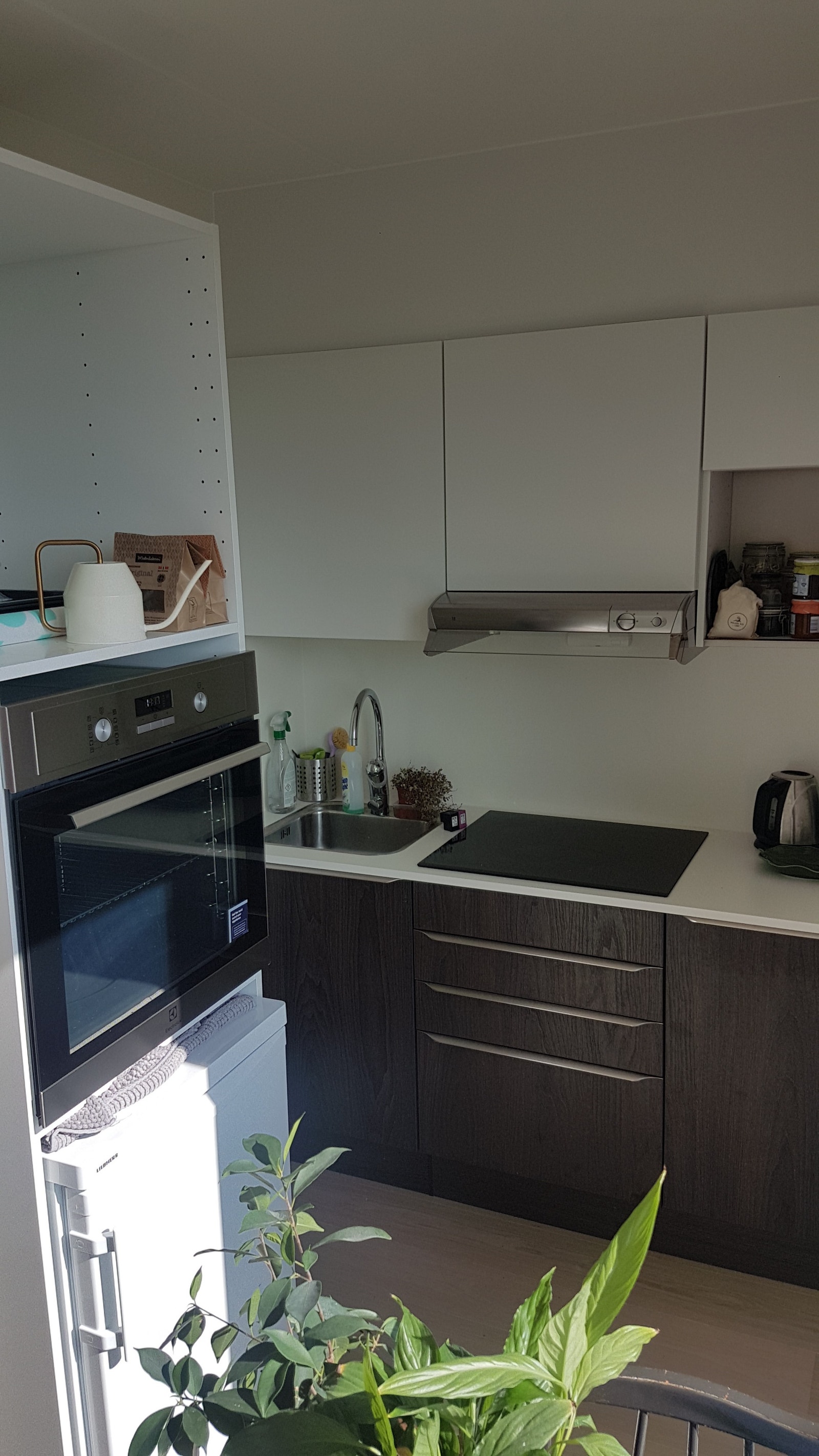 Fullt utstyrt kjøkken med nye hvitevarer Galleribilde