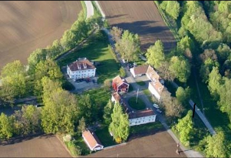 Boligen tilhører Wøyen gård. Dette blir ditt umiddelbare nærmiljø! Galleribilde