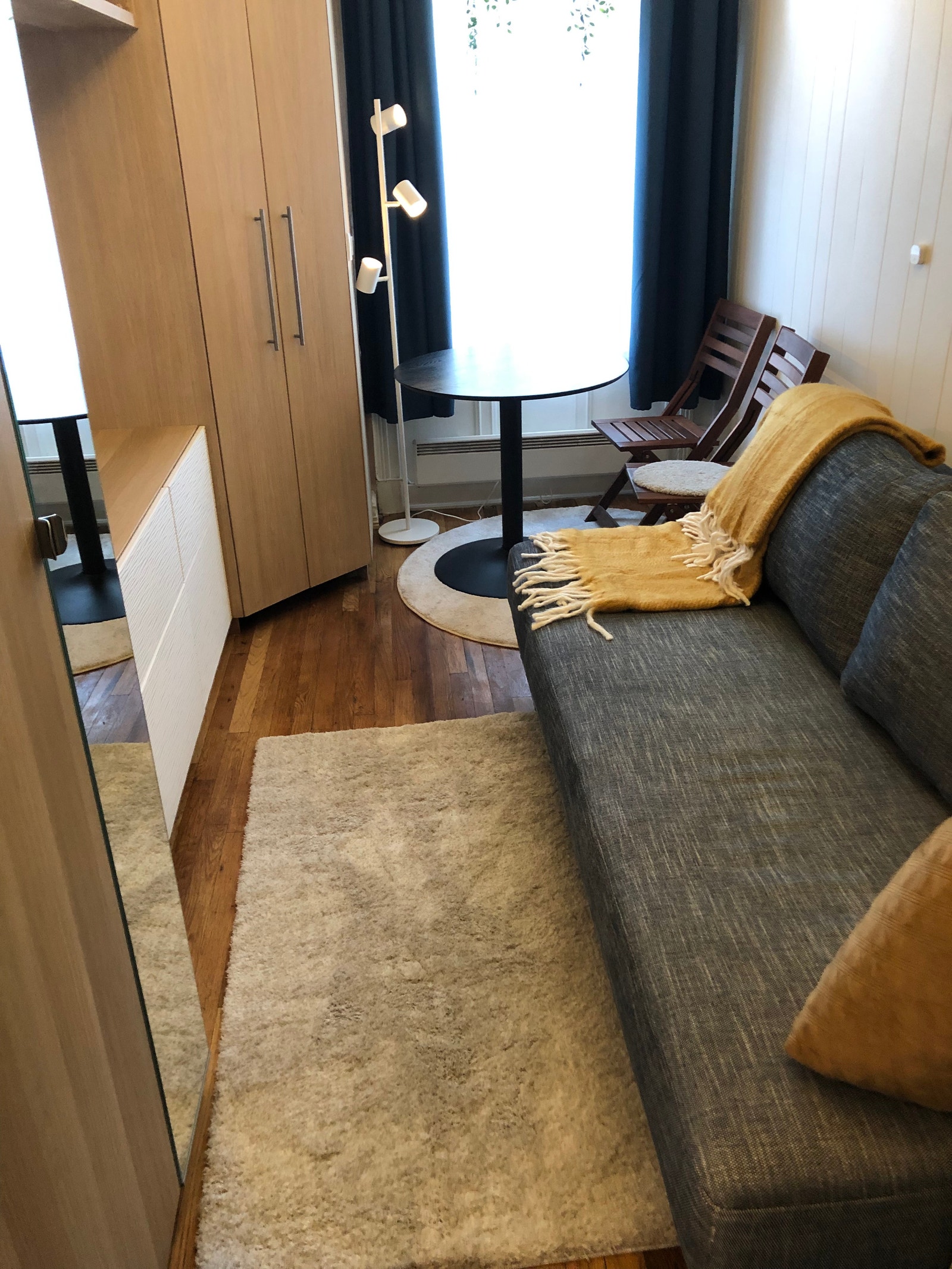 Skaprommet ved siden av stålampen er toalett. Galleribilde