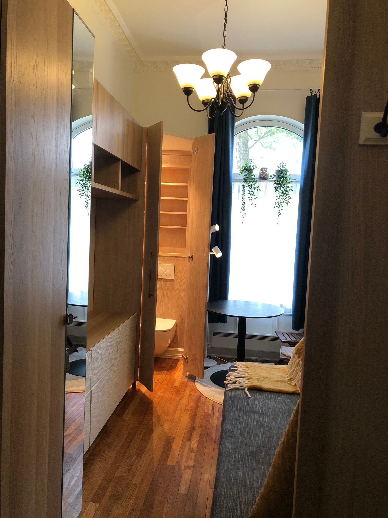 Rommet med åpent dører til toalettet. Galleribilde