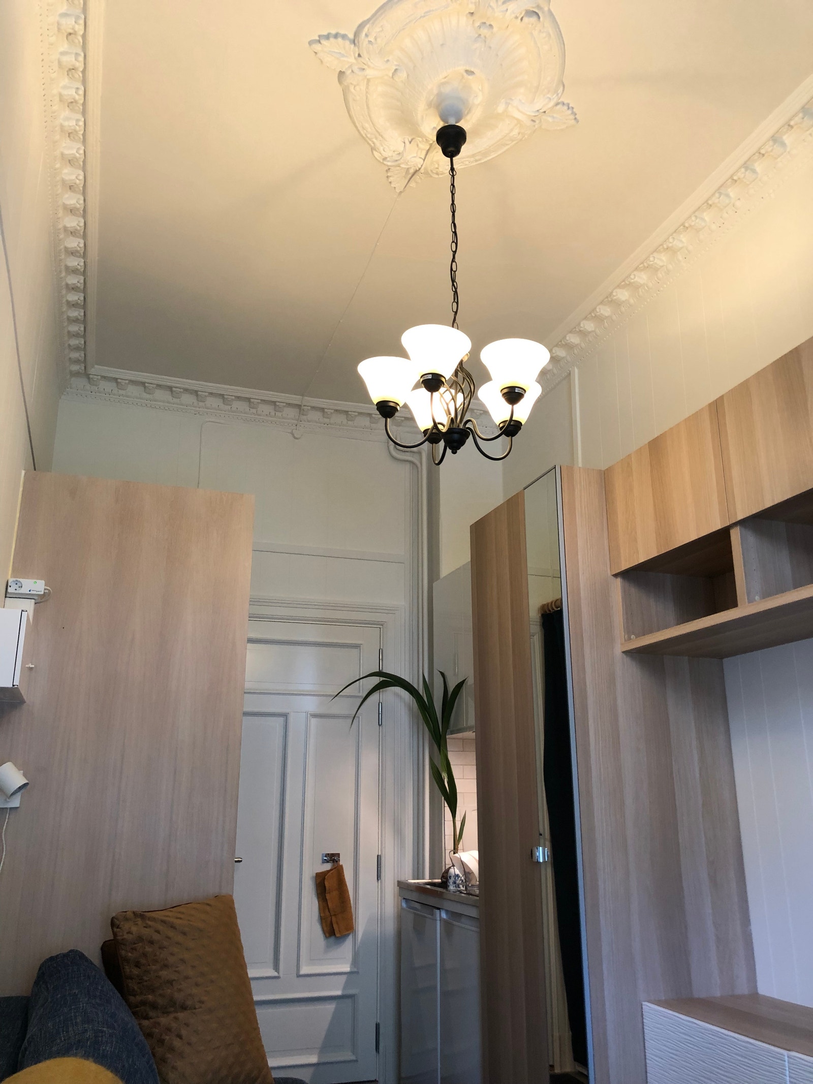 Sikt mot kjøkken og garderobeskap Galleribilde