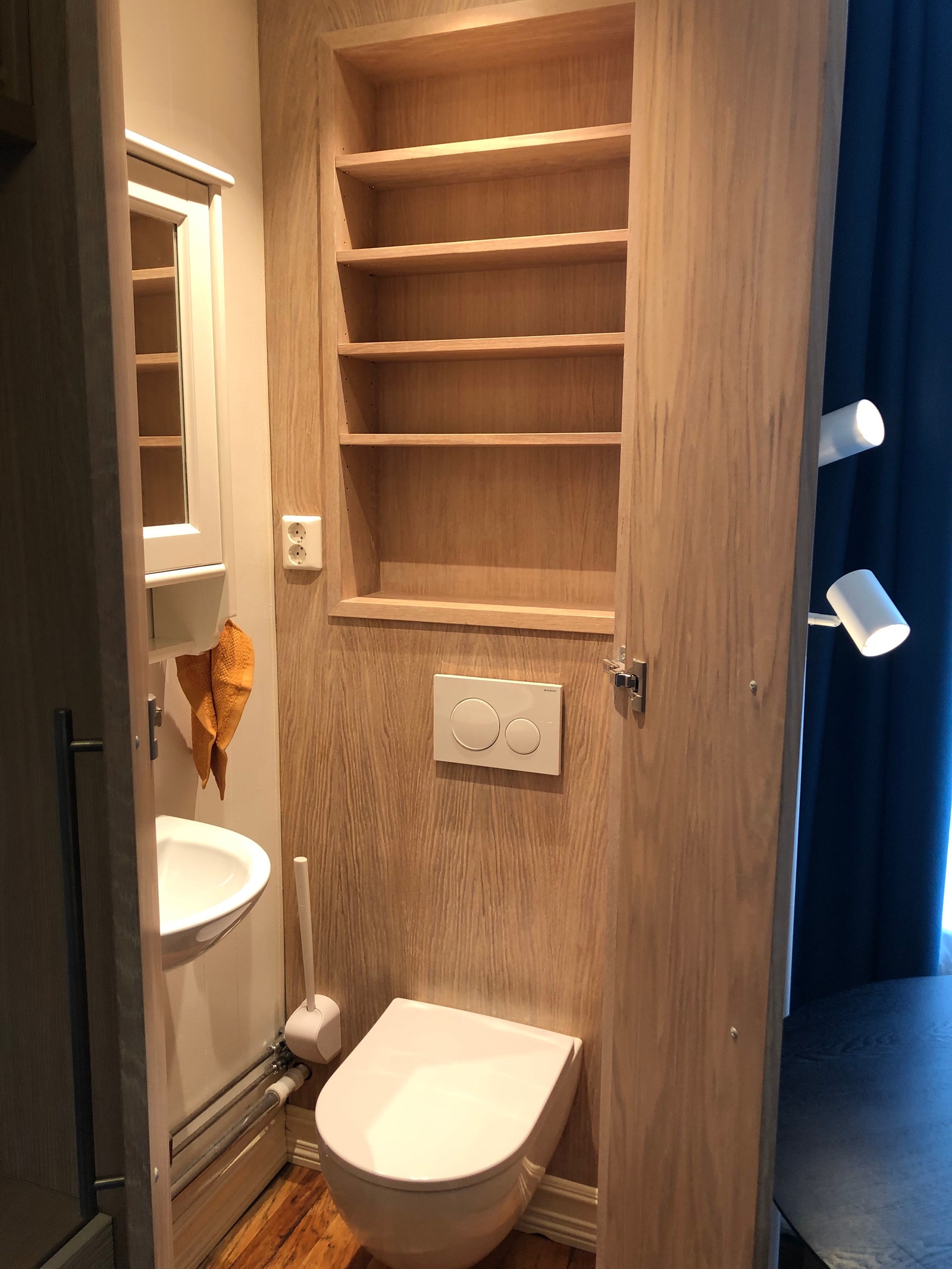 Toalettet er fra Geberit og har avtrekk med keramisk filter og duftstikk for redusering av lukt. Galleribilde