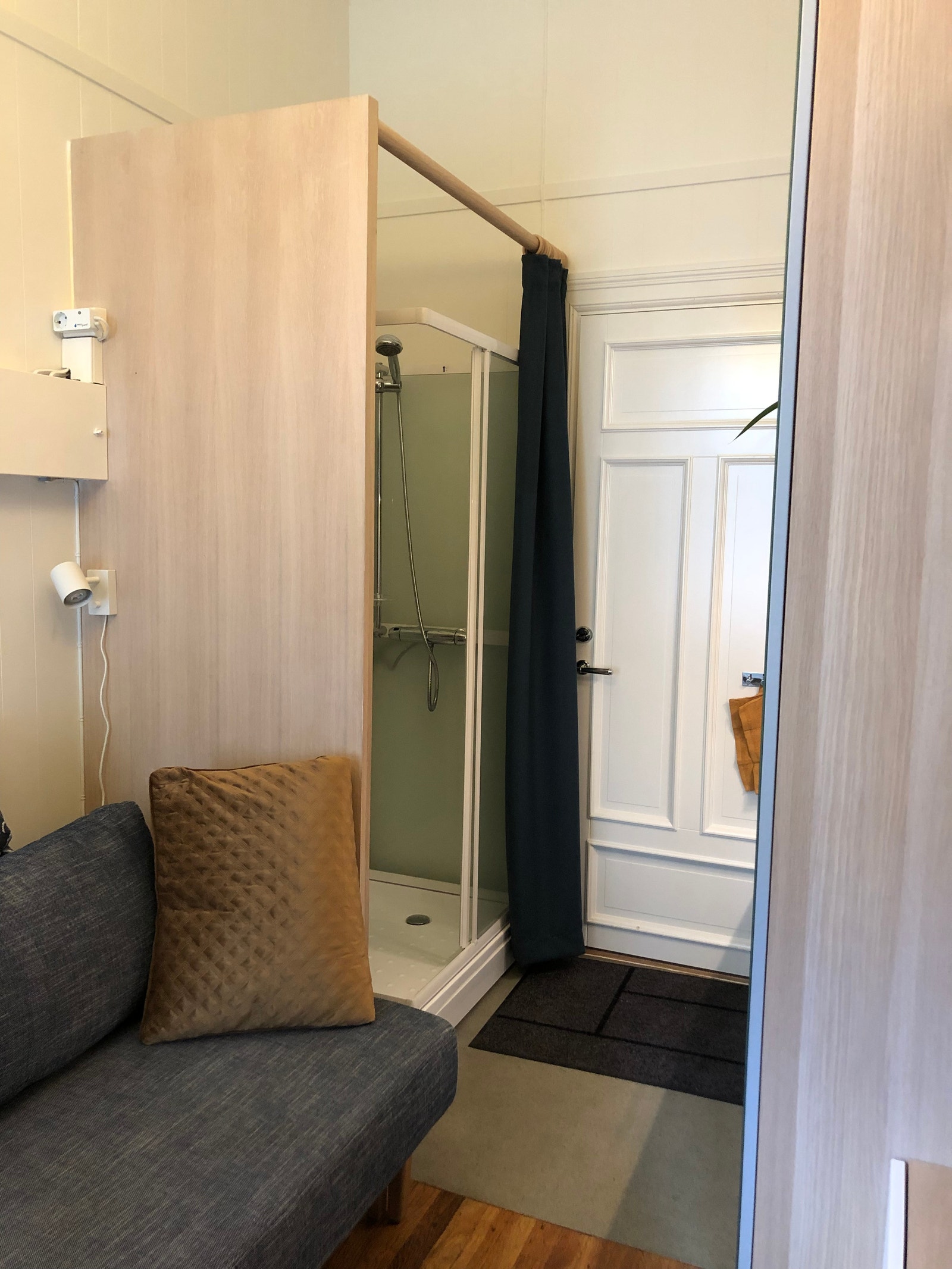 Dusj kan hemmes bak forheng. Galleribilde