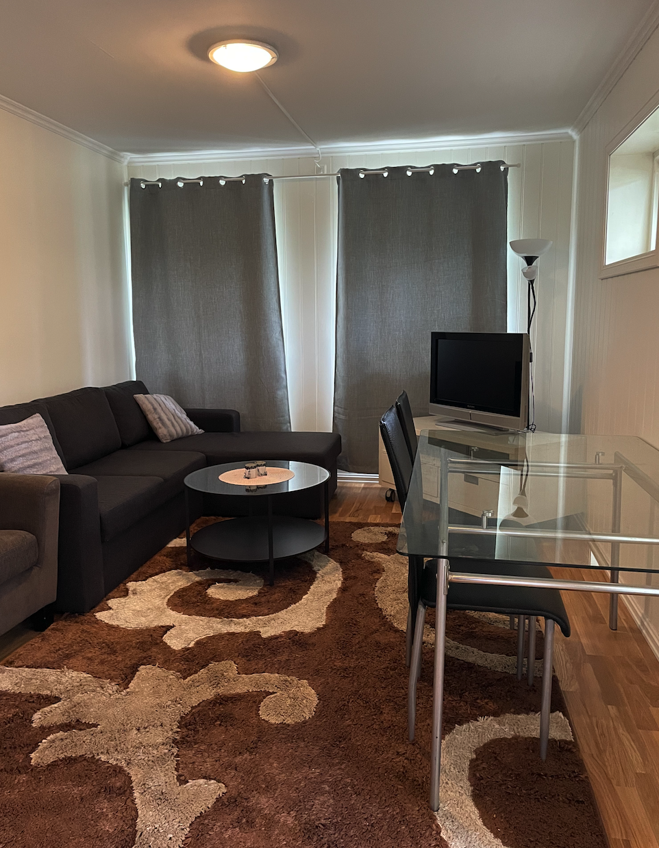 Tv-stua sett fra kjøkkenet Galleribilde