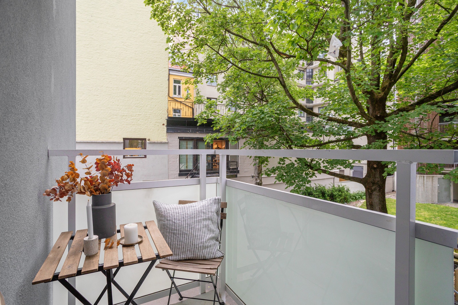 Balkongen er overbygd og vender mot bakgård Galleribilde