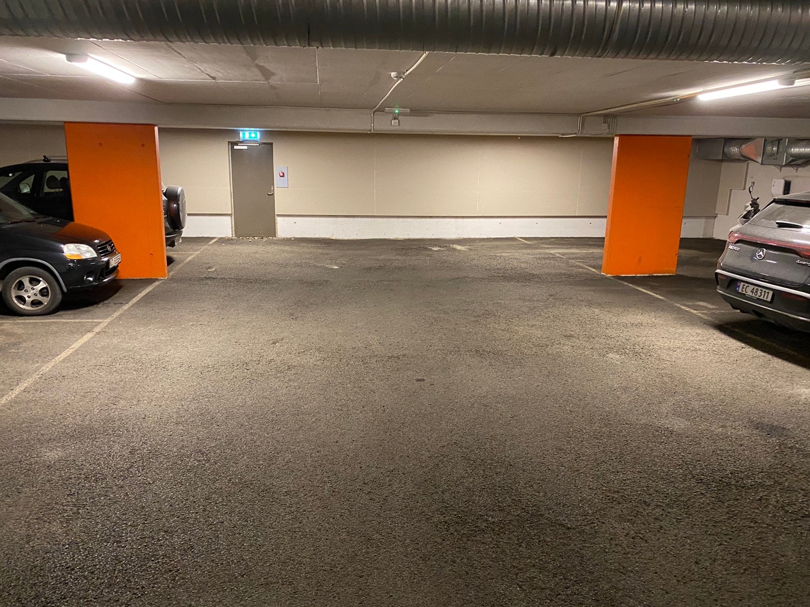 Parkeringsanlegg i kjeller under leiligheten med heisadkomst Galleribilde