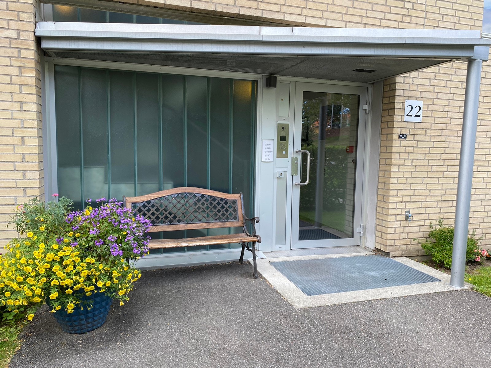 Pent beplantet ved leilighetens adkomst Galleribilde
