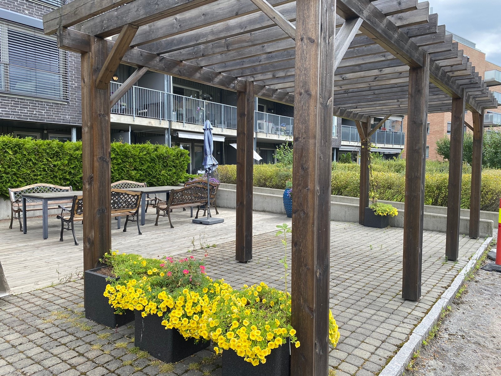 Pergola over deler av felles uteområde Galleribilde