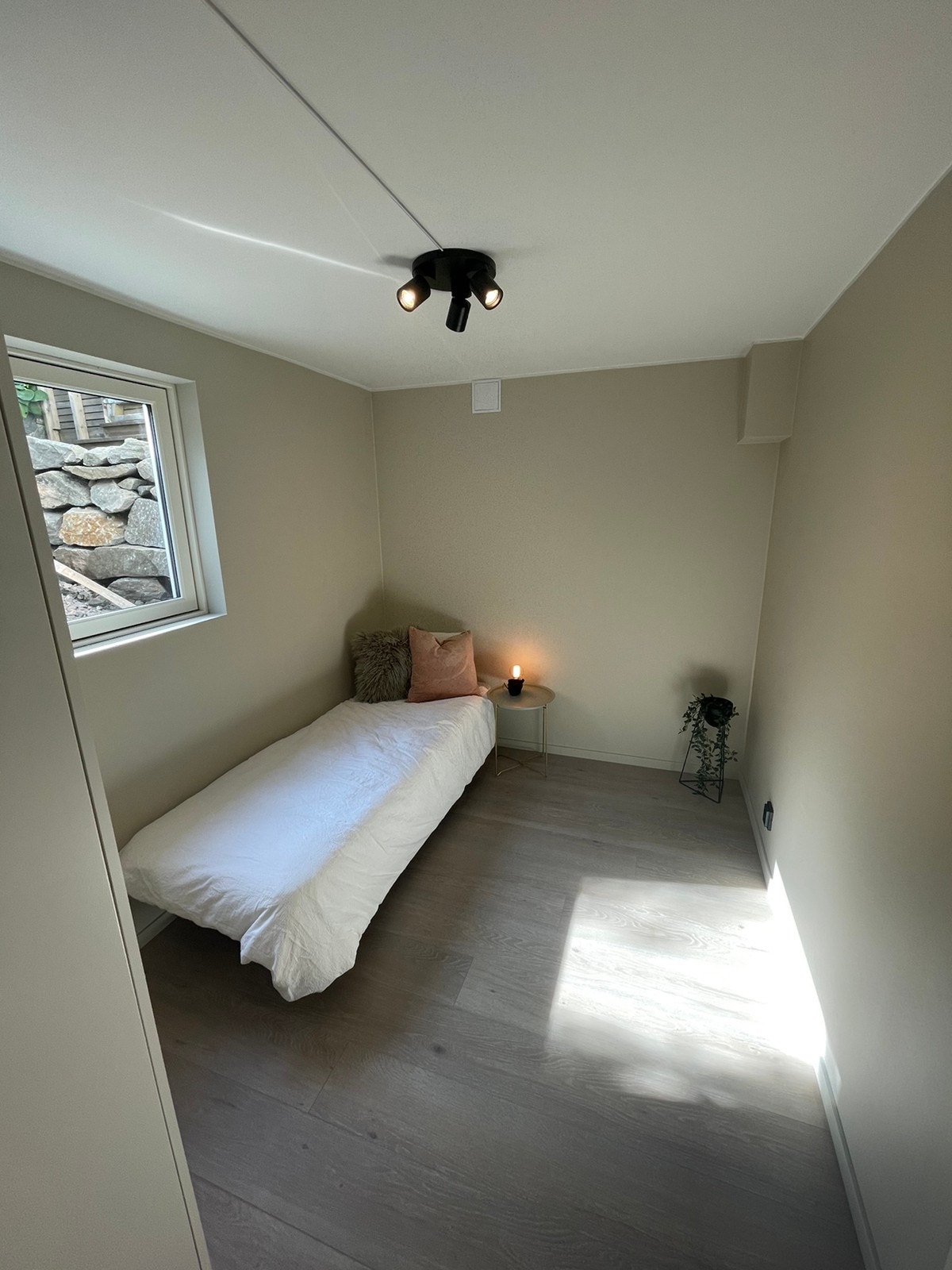 Soverom med enkeltseng Galleribilde